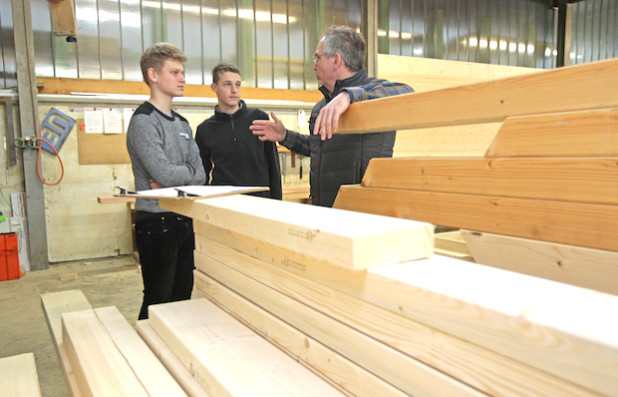 Im Gespräch mit Bert Ueberberg (r.) erfuhren die Schüler mehr über das Zimmerhandwerk (Foto: OBK).