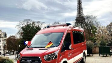 Löschzug Lichtenberg am Eifelturm in Paris.