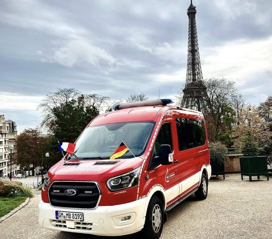 Löschzug Lichtenberg am Eifelturm in Paris.