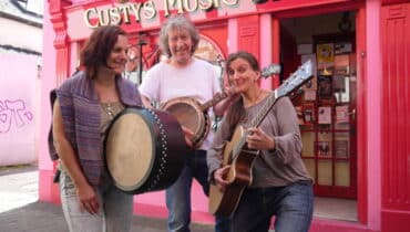 Sommerzeit im Kurpark Eckenhagen mit Fragile Matt Bank - Irish Folk Konzert.