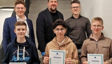 Obere Reihe v.l.n.r.: Christian Borch (Kreissprecher), Dirk Kölschbach (Geschäftsführer), Sebastian Berlemann (Vorstand) Untere Reihe v.l.n.r.: Leonel Dick (2. Platz), Noah David Nasimzadah (1. Platz), Christoph Schönbach (3. Platz)